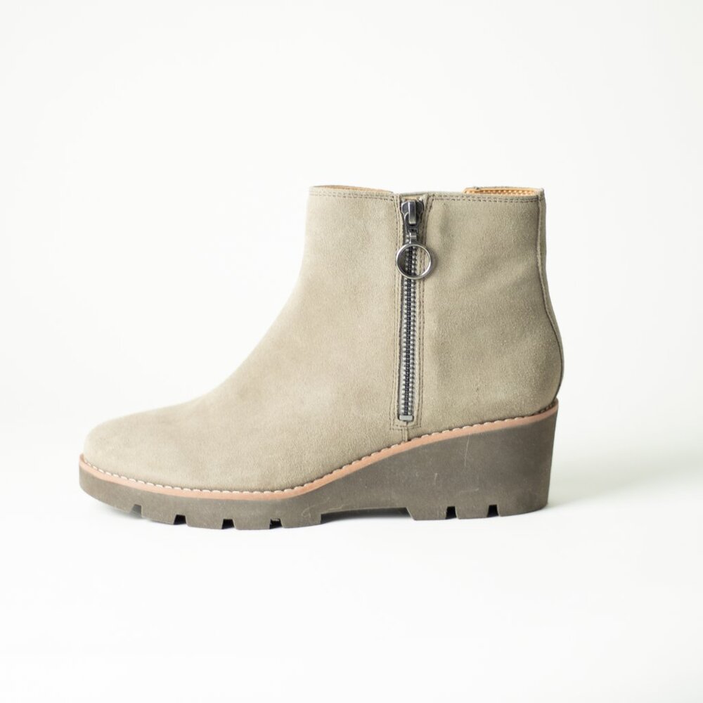 Suede Ankle Boots Taupe Lug Sole Comfort Vionic Hazel Wedge Size 8 - Picture 8 of 8